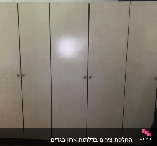 ארון עץ עם דלתות רבות וידיות פשוטות